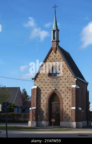 Aalst, Flämisch Brabant, Belgien, 11 02 2022, katholische Kirche im Dorfzentrum auf dem flämischen Land, Europa Stockfoto