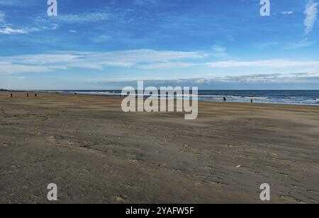 Ostende, Westflandern, Belgien 10 26 2019 Menschen wandern über den gelben Sandstrand Stockfoto