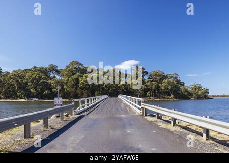 Die Wallaga Lake Bridge und die umliegende Landschaft in Bega Shire, New South Wales, Australien, Ozeanien Stockfoto