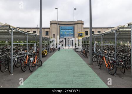 Kortrijk, Region Westflandern, Belgien, 07 10 2021 Fahrräder und Eingang des Bahnhofs, Europa Stockfoto