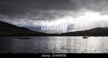 Blick auf die Landschaft von Port Huon bei Sonnenuntergang an einem kühlen Sommertag auf der südlichen Halbinsel in Huon Valley, Tasmanien, Australien, Ozeanien Stockfoto