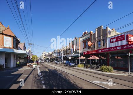 MELBOURNE, AUSTRALIEN, 29. SEPTEMBER 2023: Die berühmte und beliebte Einkaufsstraße Glen Huntly Rd in Elsternwick an einem sonnigen Frühlingnachmittag in Melbourne, Stockfoto