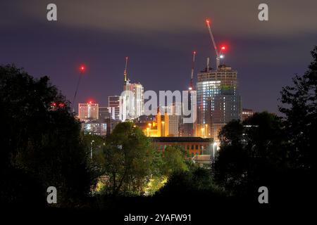 Skyline des Leeds City Centre bei Nacht mit verschiedenen neuen hohen Gebäuden im Bau, einschließlich des neuen höchsten Gebäudes „Cirrus Point“ Stockfoto