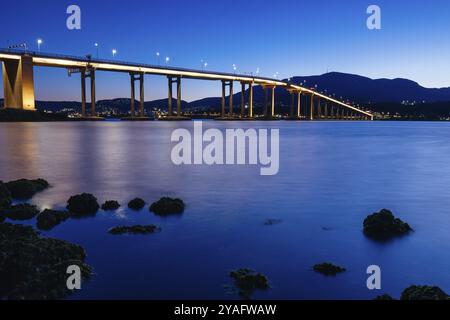 Die berühmte Tasman Bridge in der Abenddämmerung an einem klaren Frühlingsabend über den Derwent River im Zentrum von Hobart, Tasmanien, Australien. Schuss aus dem Clarence F Stockfoto