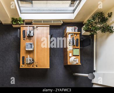 Brüssel, Belgien, 02 02 2019: Blick von oben auf einen Holztisch, PC, Tastatur, Drucker und Bürodekoration im Brüsseler Parlament, Europa Stockfoto