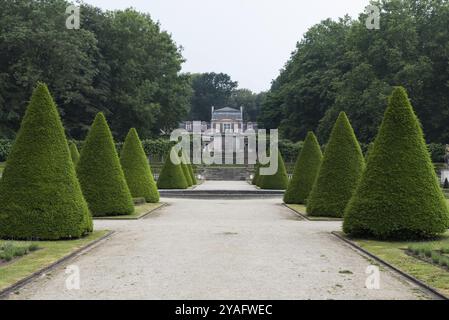 Vilvoorde, Flämisch-Brabant, Belgien, 08 28 2021 Park und Hauptgebäude des Restaurants Orangerie, Europa Stockfoto