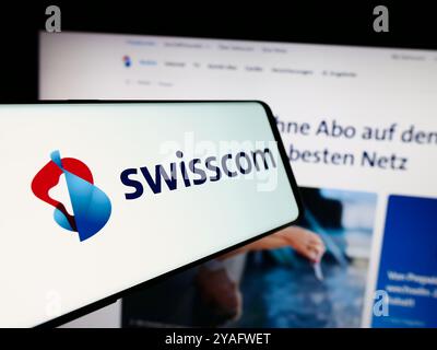 Deutschland. August 2024. In dieser Fotoabbildung ist ein Mobiltelefon mit dem Logo des Schweizer Telekommunikationsunternehmens Swisscom AG vor der Business-Website zu sehen. Quelle: SOPA Images Limited/Alamy Live News Stockfoto