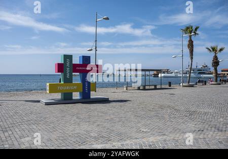 Paphos, Paphos District, Zypern, 23. März 2023, Toruismus-Schilder an der Promenade der Küstenlinie, Europa Stockfoto