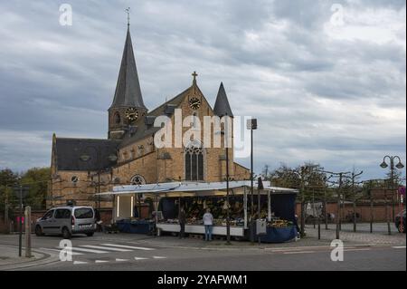 Berlare, Ostflämische Region, Belgien, 11 02 2022, Blick auf den Dorfplatz mit einem Food Truck, der Obst und Gemüse verkauft, Europa Stockfoto