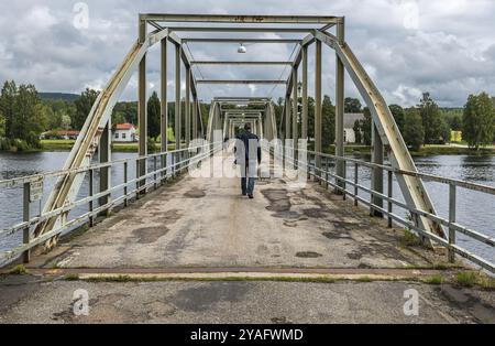 Segersta, Gemeinde Bollnas, Schweden, 08 03 2019: Mann geht über die Millenium Bridge, Europa Stockfoto