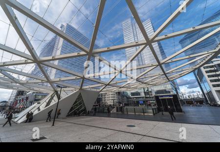 Brüssel, Belgien, 03 10 2019: Menschen, die über den Rogier-Platz mit umlaufendem Baldachin laufen, Europa Stockfoto