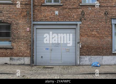 Molenbeek, Region brüssel-Hauptstadt, Belgien, 05 05 05 2020 Grungy Industrial Garage Port, Europa Stockfoto