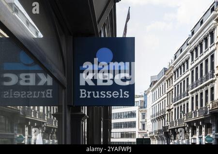 Brussel Old Town, Belgien, 06 19 2022, spiegelt Zeichen der KBC Retail Banking Corporation bei einer großen Agentur, Europa, wider Stockfoto