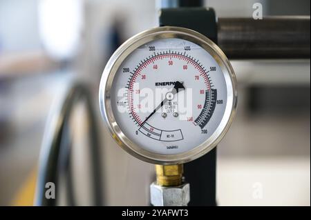 Anderlecht, Region Brüssel-Hauptstadt, Belgien, 06 11 2022, Enerpac Manometer einer Druckpumpe, Europa Stockfoto