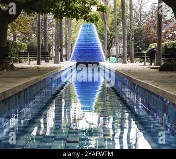 Oriente, Lissabon, Portugal, 12 28 2018: Reflektierender blauer pyramidenförmiger Brunnen auf der Expo 1998, Europa Stockfoto