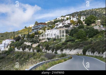 Tala, Zypern, 27. März 2023, Straße zum Dorf in den Bergen, Europa Stockfoto