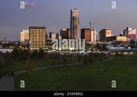 Molenbeek, Region Brüssel Hauptstadt, Belgien, 12 11 2019 Blick über die Skyline von Brüssel kurz vor Sonnenuntergang von der Brücke über die Tour und Taxi Stockfoto