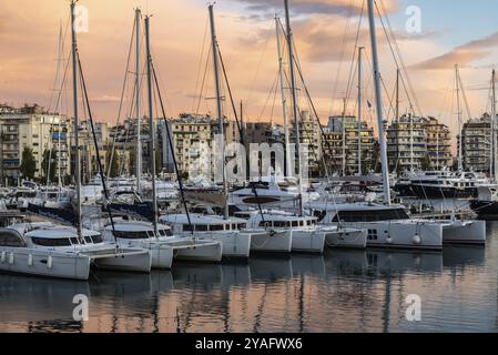 Freattyda, Athen, Griechenland, 12 28 2019 Goldene Stunde Landschaft Blick über den Jachthafen von Piräus mit Booten und rosa Wolken, Europa Stockfoto