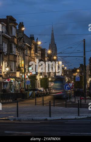 Laeken, Hauptstadt Brüssel, Belgien, 10 28 2020 Nacht Aufnahme einer Wohnstraße im Laeken-Borrow mit einer Straßenbahn, die vorbeifährt, Europa Stockfoto