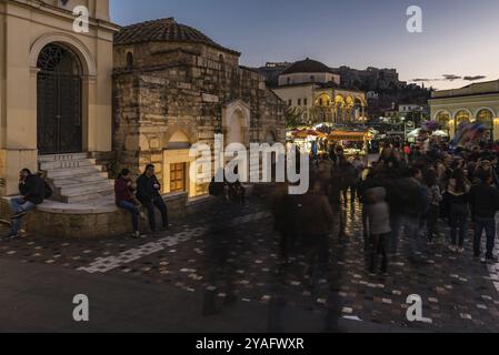 Altstadt von Athen, Attika, Griechenland, 12 28 2019 Einheimische und Touristen, die bei Nacht über den Monastiraki-Platz spazieren, Europa Stockfoto