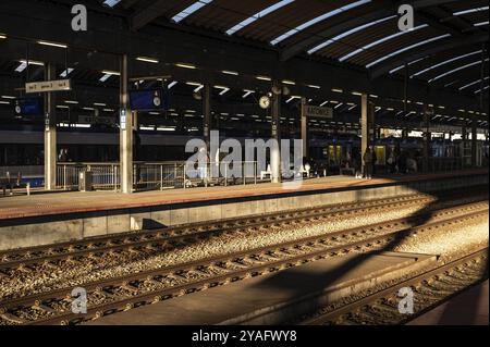 Kattowitz, Schlesien, Polen, 24. März 2024, Bahnsteige und Gleise des Bahnhofs Kattowitz bei Sonnenuntergang, Europa Stockfoto