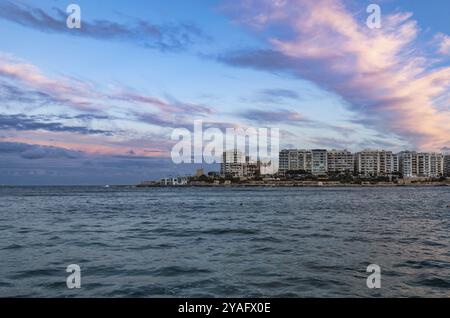 Saint Julian, Malta, 01 07 2022: Landschaftsblick über die Bucht und den Yachthafen am Meer, Europa Stockfoto