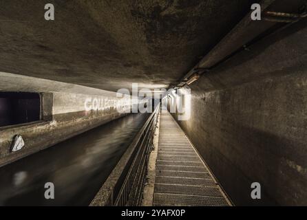 Anderlecht, Brüssel, Belgien, 07 16 2019 - der überdachte Fluss La Senne, mit einem Metallwanderweg am Kanalisationsmuseum, Europa Stockfoto