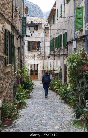 Spanien, 12 26 2017: Touristen, die über die Straßen der Altstadt laufen, dekoriert mit Blumen und Pflanzen, Europa Stockfoto