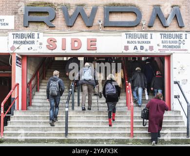 Belgien, 02 16 2019: Einheimische Touristen besuchen das Fußballstadion Racing White Daring Molenbeek, gehen die Betontreppen hinauf, Europa Stockfoto