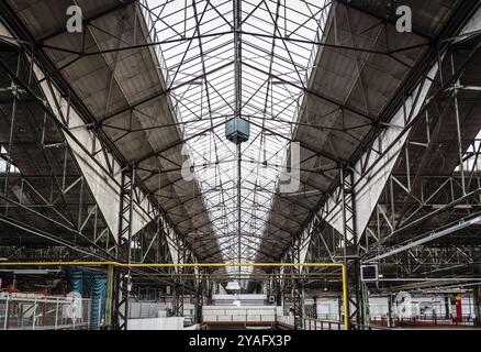 Brüssel, Belgien, 05 23 2018: Industrielle Garagenhalle des Kanal Centre Pompidou, heute Museum, Europa Stockfoto