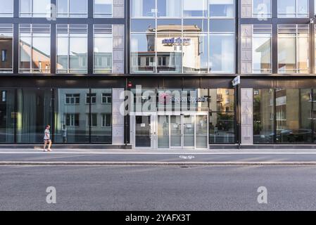 Uppsala, Uppland Schweden, 07 27 2019 Spiegelglasfassade der Region Uppsala Stockfoto