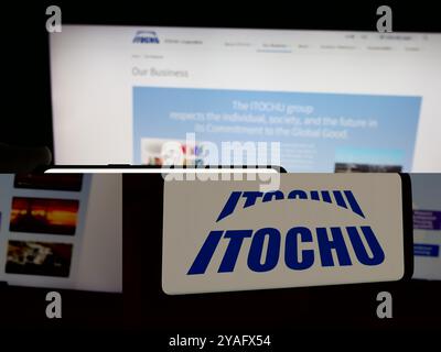 Deutschland. August 2024. In dieser Abbildung hält eine Person ein Smartphone mit dem Logo des japanischen Unternehmens Itochu Corporation vor der Website. (Credit Image: © Timon Schneider/SOPA Images via ZUMA Press Wire) NUR REDAKTIONELLE VERWENDUNG! Nicht für kommerzielle ZWECKE! Stockfoto