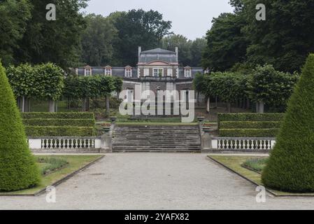 Vilvoorde, Flämisch-Brabant, Belgien, 08 28 2021 Park und Hauptgebäude des Restaurants Orangerie, Europa Stockfoto