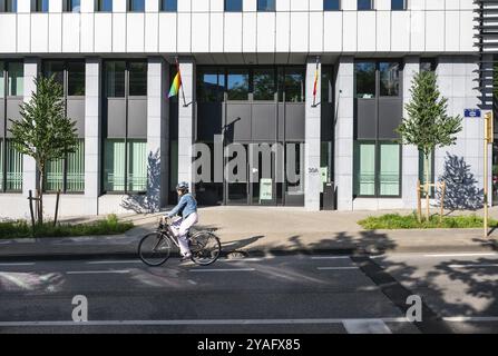 Ixelles, Region Brüssel-Hauptstadt, Belgien, 13. Mai 2024, Fassade des staatlichen Gesundheitsfonds HZIV CAAMi, Europa Stockfoto