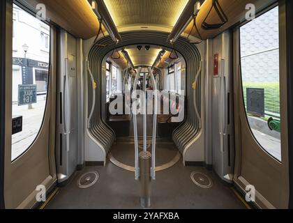 Brüssel Altstadt, Region Brüssel Hauptstadt, Belgien, 04 09 2020 Moderne Innenarchitektur einer modernen Straßenbahnlinie während der Brüsseler Lockdown Indicati Stockfoto