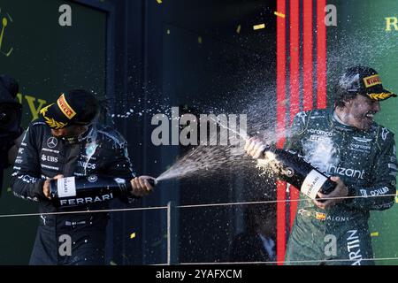 MELBOURNE, AUSTRALIEN, 2. APRIL: Lewis Hamilton, Max Verstappen und Fernando Alonso stehen am Renntag während des Australian Grand Pri 2023 auf dem Podium Stockfoto