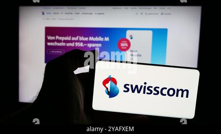 Deutschland. August 2024. In dieser Fotoabbildung hält eine Person ein Smartphone mit dem Logo des Schweizer Telekommunikationsunternehmens Swisscom AG vor der Website. (Foto von Timon Schneider/SOPA Images/SIPA USA) *** ausschließlich für redaktionelle Nachrichten *** Credit: SIPA USA/Alamy Live News Stockfoto