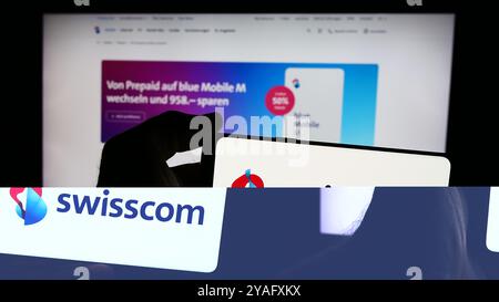 Deutschland. August 2024. In dieser Fotoabbildung hält eine Person ein Smartphone mit dem Logo des Schweizer Telekommunikationsunternehmens Swisscom AG vor der Website. (Credit Image: © Timon Schneider/SOPA Images via ZUMA Press Wire) NUR REDAKTIONELLE VERWENDUNG! Nicht für kommerzielle ZWECKE! Stockfoto