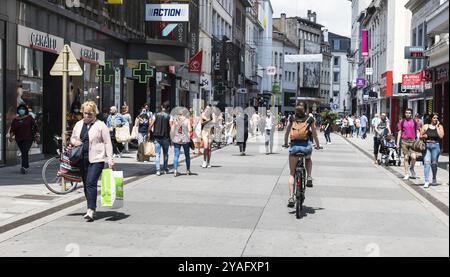 Ixelles, Region Brüssel-Hauptstadt, Belgien, 06 22 2020, Menschen zu Fuß und mit dem Fahrrad in der Einkaufsstraße, Europa Stockfoto