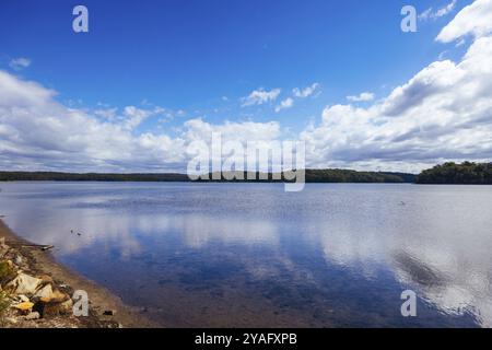 Die Wallaga Lake Bridge und die umliegende Landschaft in Bega Shire, New South Wales, Australien, Ozeanien Stockfoto