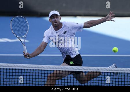 MELBOURNE, AUSTRALIEN, 11. JANUAR: John Millman aus Australien, während er Alex Molcan aus der Slowakei in der Qualifikation vor den Australian Open AT 2024 spielt Stockfoto