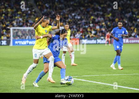 BRISBANE, AUSTRALIEN, 29. JULI: Selma Bacha aus Frankreich kommt an ADRIANA aus Brasilien vorbei, als Brasilien bei der FIFA Frauen-Weltmeisterschaft Australien New Zea gegen Frankreich spielt Stockfoto