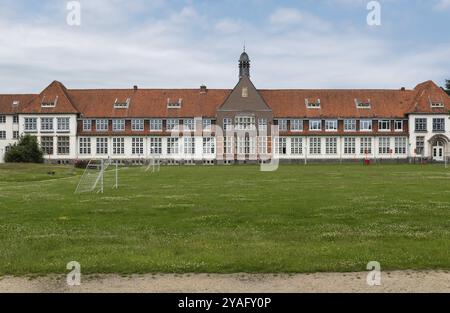 Wetteren, Region Ostflandern, Belgien, 07 15 2021 Neoklassizistische Fassade eines Gymnasiums, Europa Stockfoto Wetteren, Region Ostflandern, Belgien, 07 15 2021 Neoklassizistische Fassade eines Gymnasiums, Europa Stockfoto