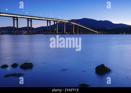 Die berühmte Tasman Bridge in der Abenddämmerung an einem klaren Frühlingsabend über den Derwent River im Zentrum von Hobart, Tasmanien, Australien. Schuss aus dem Clarence F Stockfoto