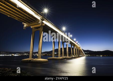 Die berühmte Tasman Bridge in der Abenddämmerung an einem klaren Frühlingsabend über den Derwent River im Zentrum von Hobart, Tasmanien, Australien. Schuss aus dem Clarence F Stockfoto