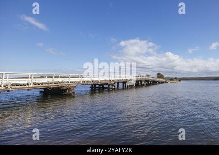 Die Wallaga Lake Bridge und die umliegende Landschaft in Bega Shire, New South Wales, Australien, Ozeanien Stockfoto