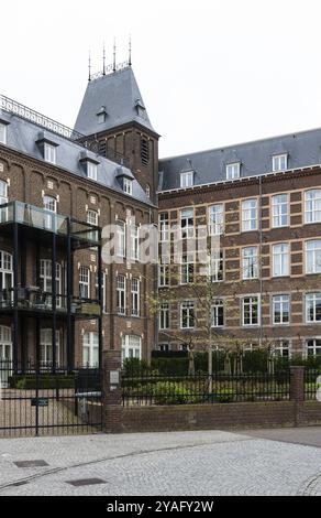 Sittard, Limburg, Niederlande, 04 08 2022, lokale Seniorenfassade aus Ziegelsteinen, Europa Stockfoto