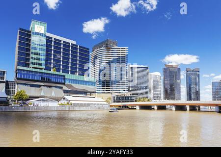 MELBOURNE, AUSTRALIEN, 31. OKTOBER 2021: Das gehobene Viertel von Yarra's Edge Marina und South Wharf in der Nähe der Webb Bridge in der Docklands Gegend von Melbour Stockfoto