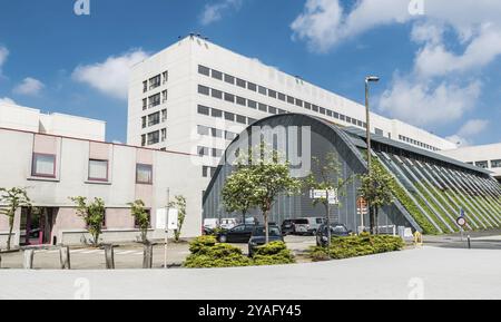 Jette, Brüssel, Belgien, 04 28 2019, Patienten und Besucher laufen rund um den Haupteingang des UZ Brüssel, dem Universitätskrankenhaus am Brus Stockfoto