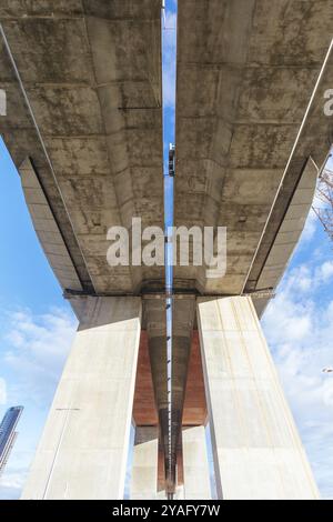 MELBOURNE, AUSTRALIEN, 25. JUNI: Citylink Mautway vom Ron Barrassi SNR Park im Docklands Bezirk an einem kalten Wintertag am 25. Juni 2022 Stockfoto